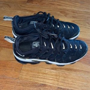 NICE Used NIKE Air Vapormax Plus!!! Size 8 Blk/Wh